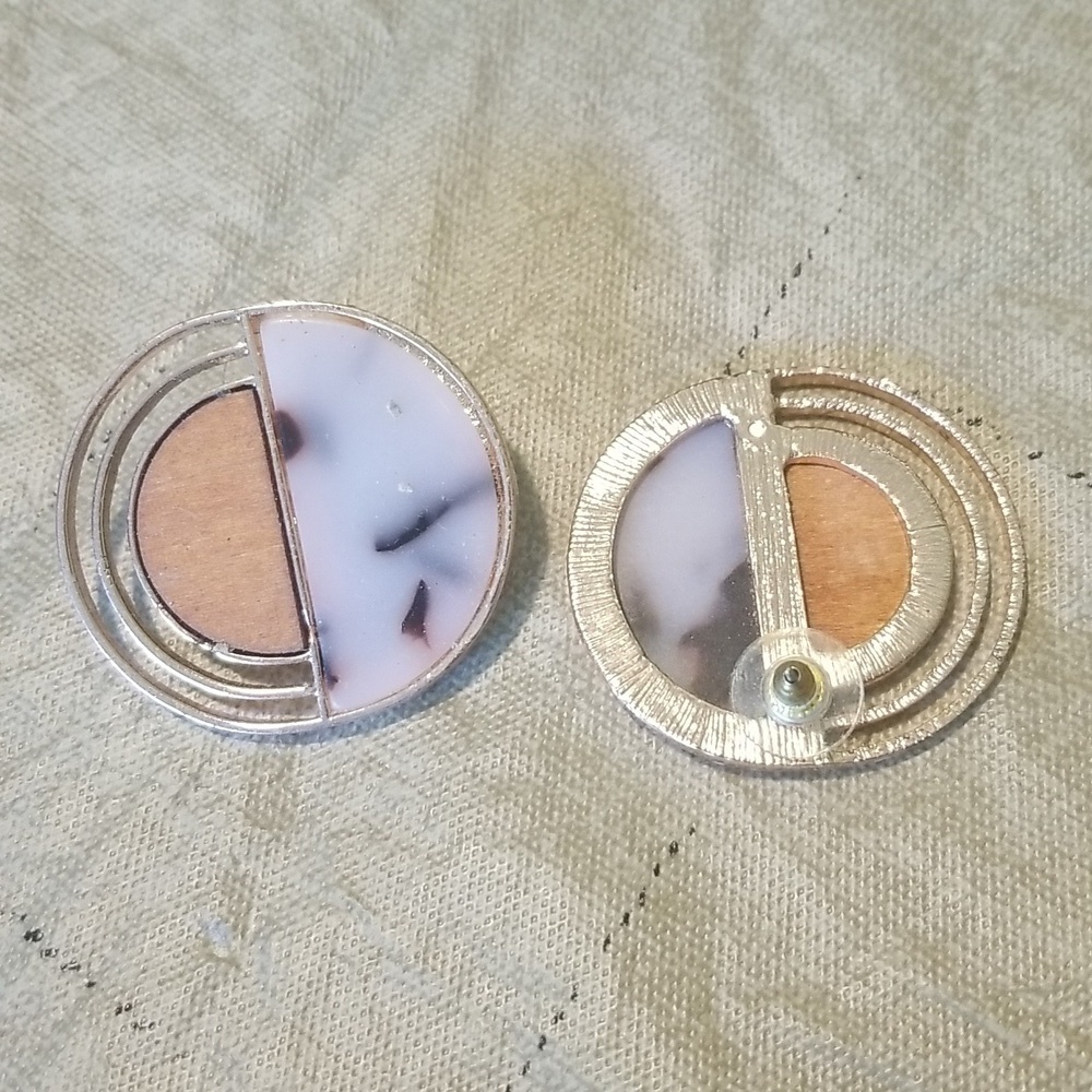Doeorhy Perkins Metal Wood Plastic Bold Earrings EUC 🎯 - Picture 2 of 3